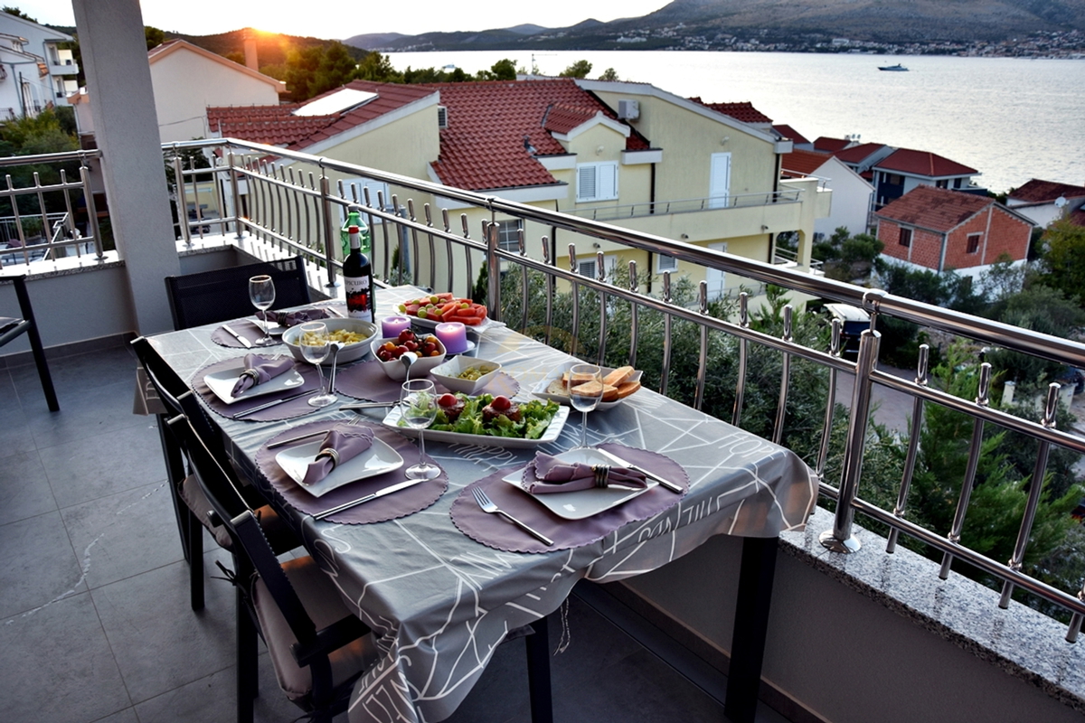 Vrhunsko urejena hiša na Čiovu/Okrug Gornji s prekrasnim odprtim razgledom